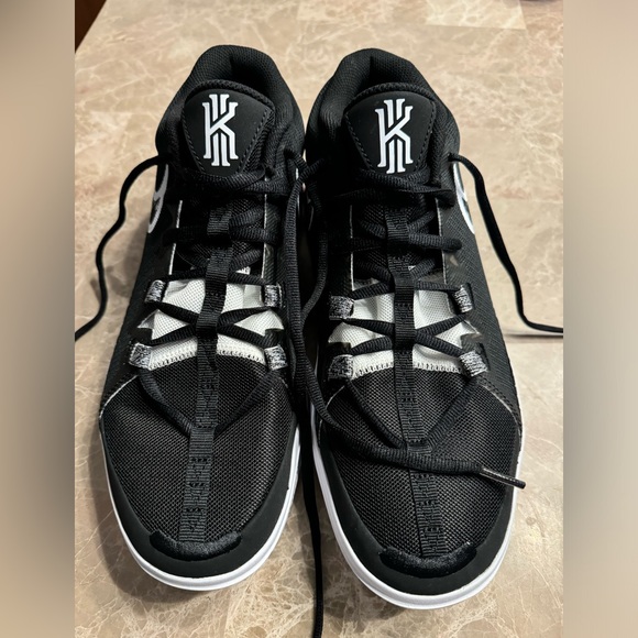 Nike Kyrie Flytrap 6 Basketball
Shoes - Picture 5 of 13